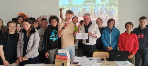 Remise d'un chèque au collège Sainte Jeanne d'Arc de Cozon