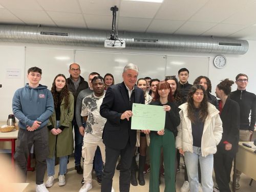 Remise d'un chèque au Lycée Amiral Ronarc'h de Brest