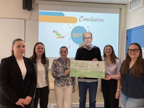 Remise d'un chèque de 807 € par l'IUT de Quimper