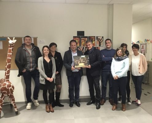 Remise d'un chèque par l'ensemble des écoles catholiques de Morlaix