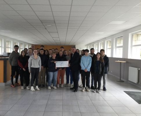 Remise de d'un chèque de 2 180 € au lycée Le Nivot à Lopérec