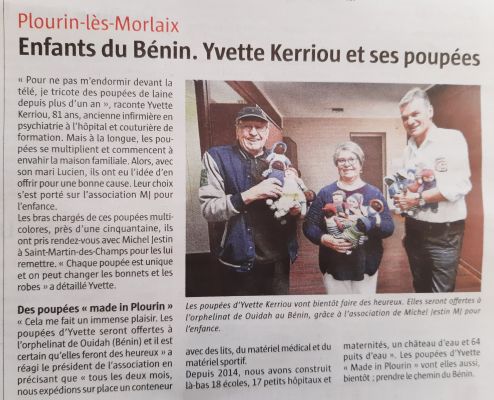 Remise de poupées de laine par Yvette Kerriou