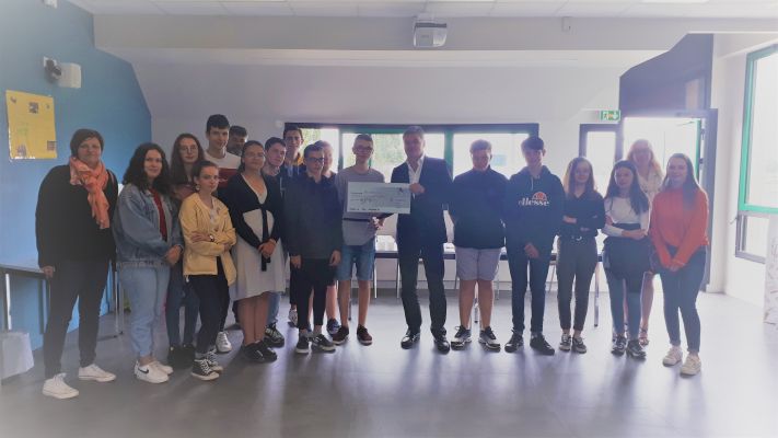 Remise d'un chèque au collège les 4 Vents de Lanmeur