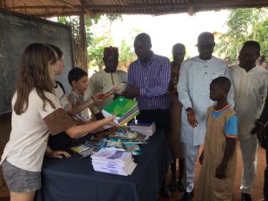 Remise des fournitures scolaires au Directeur