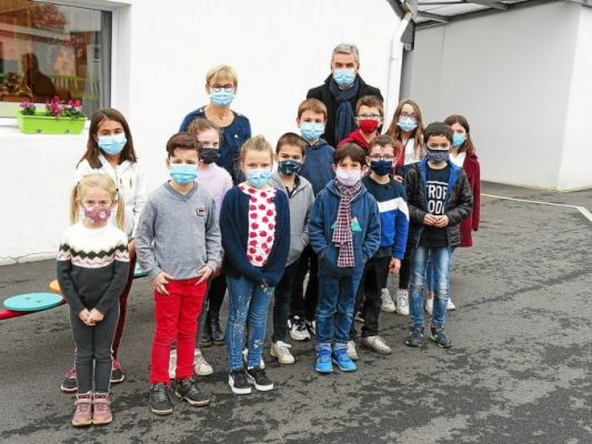 Remise d'un chèque à l'école Sainte Anne de Saint Thonan