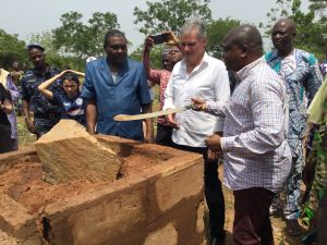 Pose le première pierre par le Maire et le chef d’arrondissement. Projet Asso MJ en partenariat avec la Mairie de BOHICON