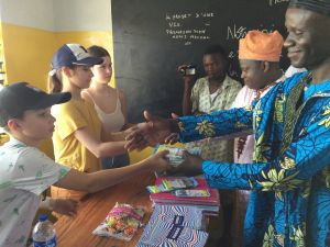 Remise du matériel scolaire au directeur