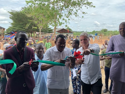INAUGURATION D'UNE ÉCOLE A YEVI - ZÉ